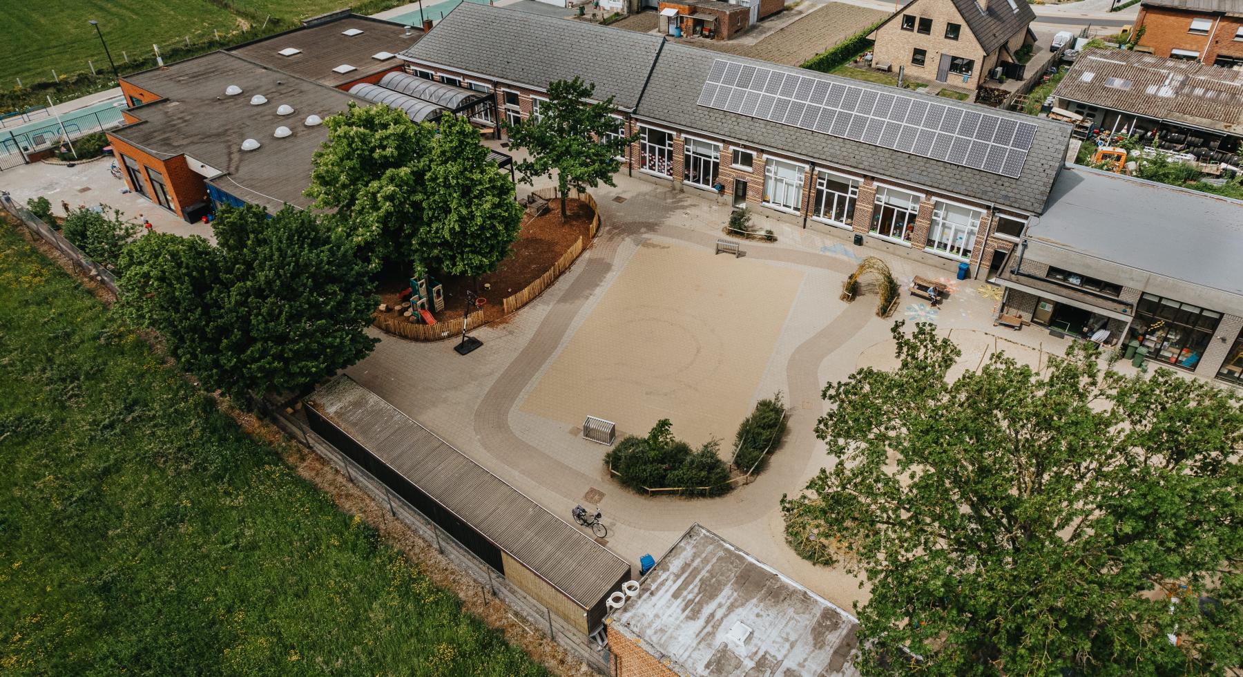 luchtfoto van de school