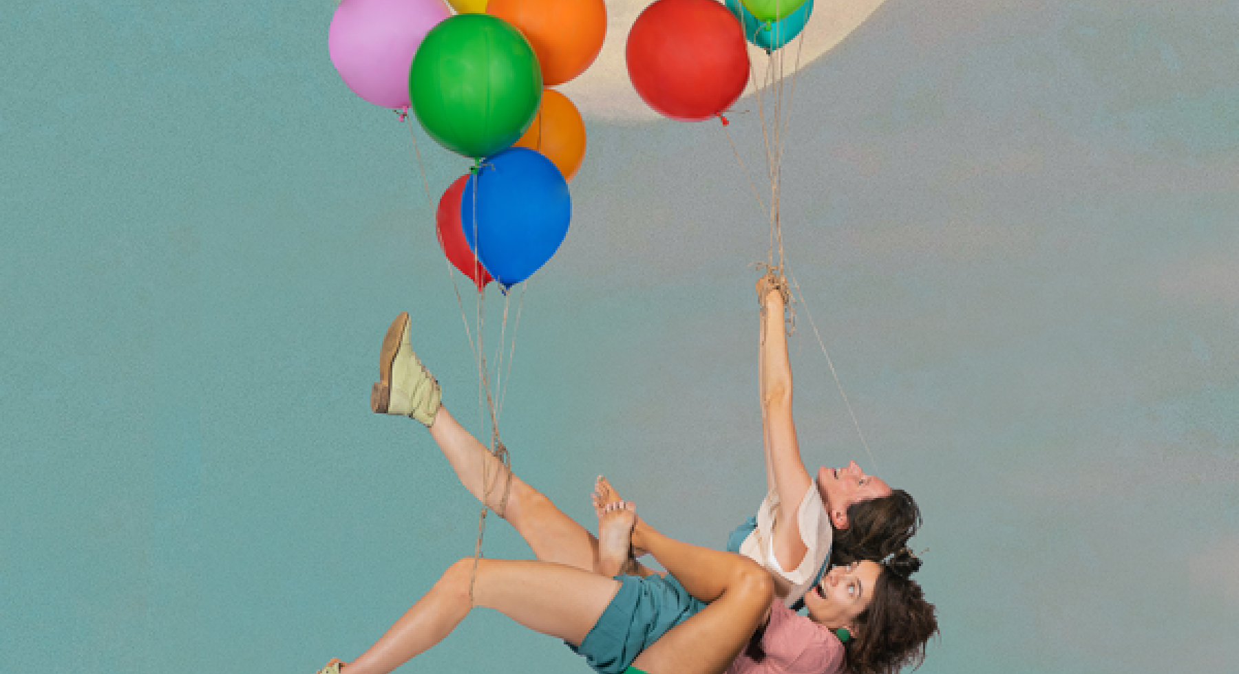 vrouw en kind zweven in de lucht met behulp van ballonnen