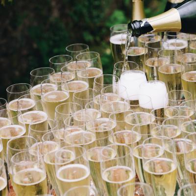 het vullen van champagneglazen