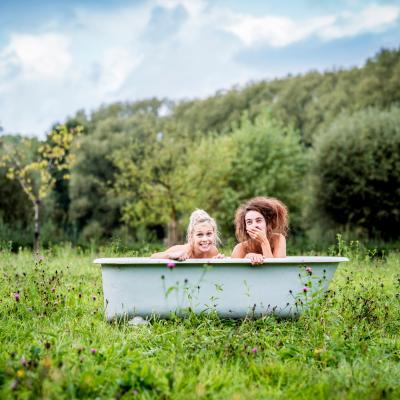 twee vrouwen in bad